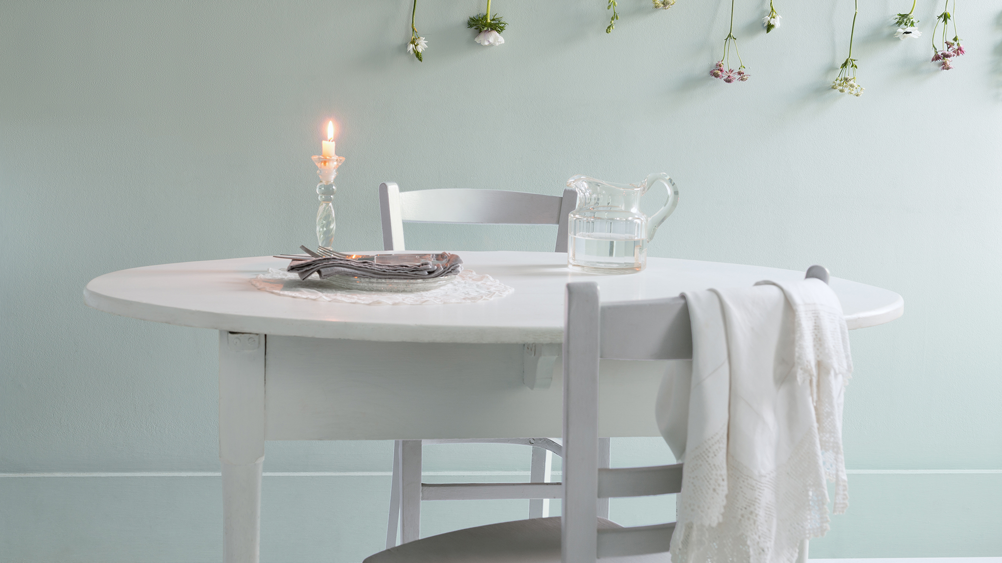 A relaxing green dining room Прохладные оттенки помогают расширить пространство и сделать его светлее. Выберите бледные сероватые, голубоватые или зеленоватые тона для максимального осветления.