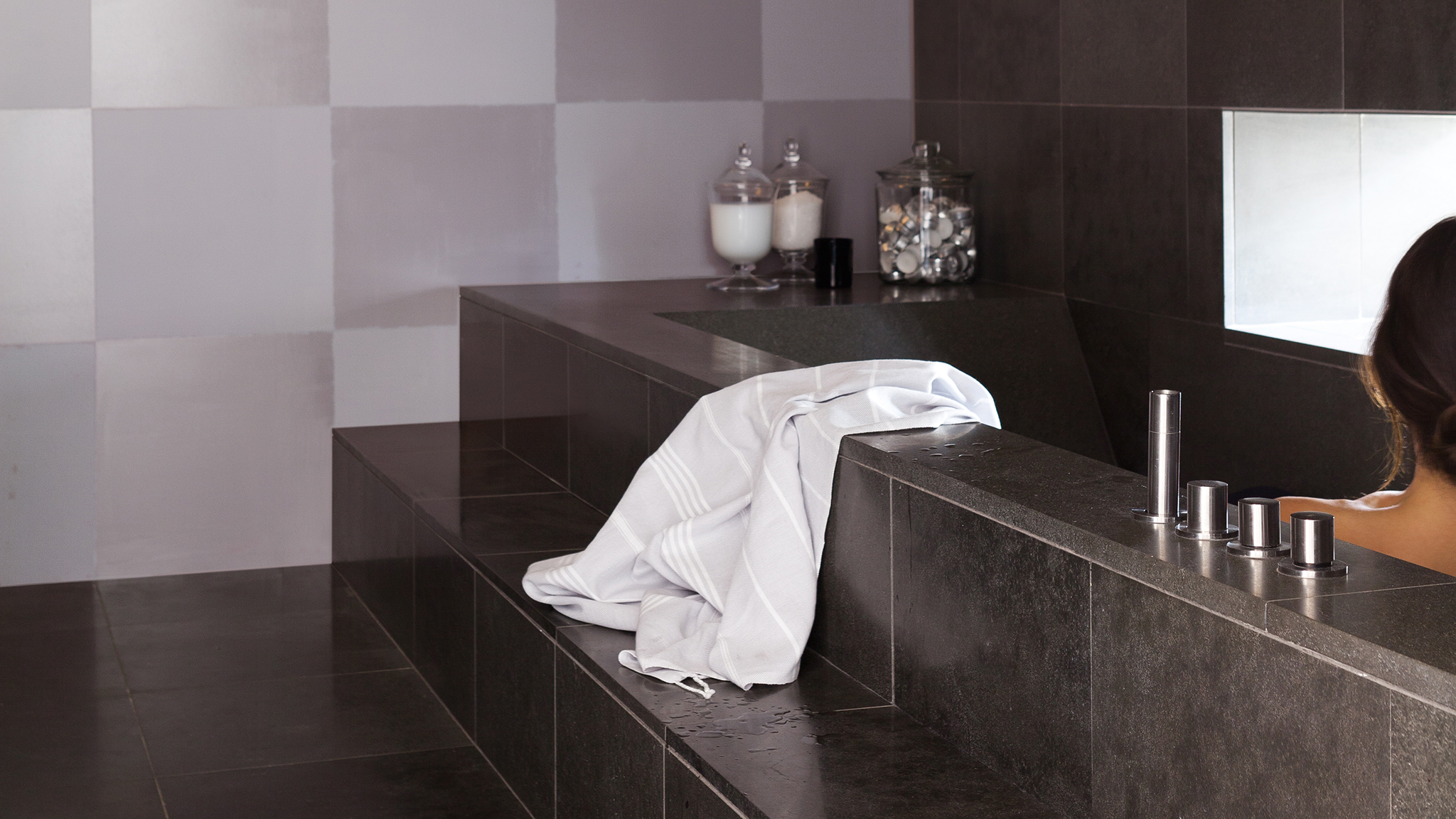 A stylish grey bathroom От самого нежного серого до глубокого шиферного — любой оттенок серого сделает дизайн ванной комнаты утонченным.