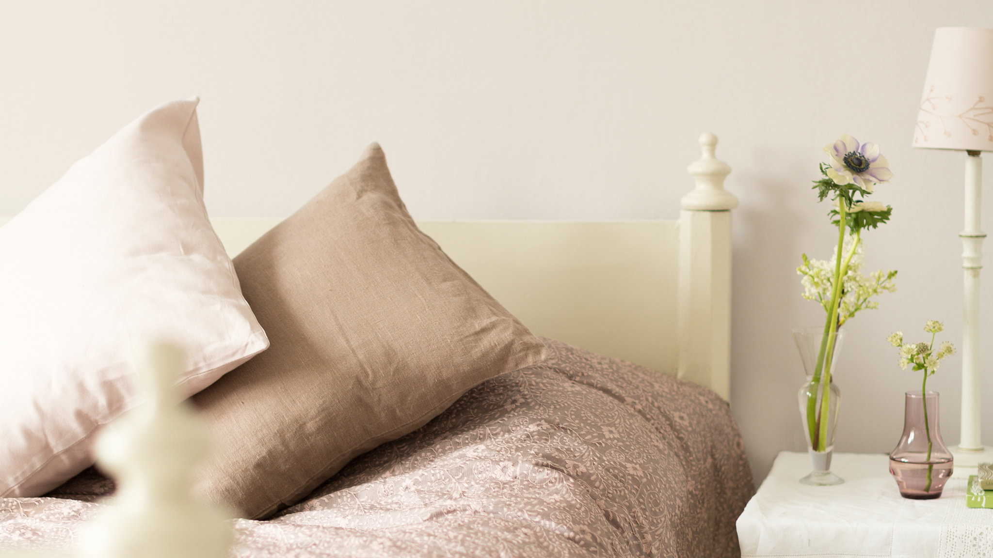 Achieve luxury with warm neutrals Если вы хотите использовать спокойные и роскошные цвета для покраски стен в своем новом доме, идеальный вариант — совместить теплый галечный цвет со свежими оттенками белого