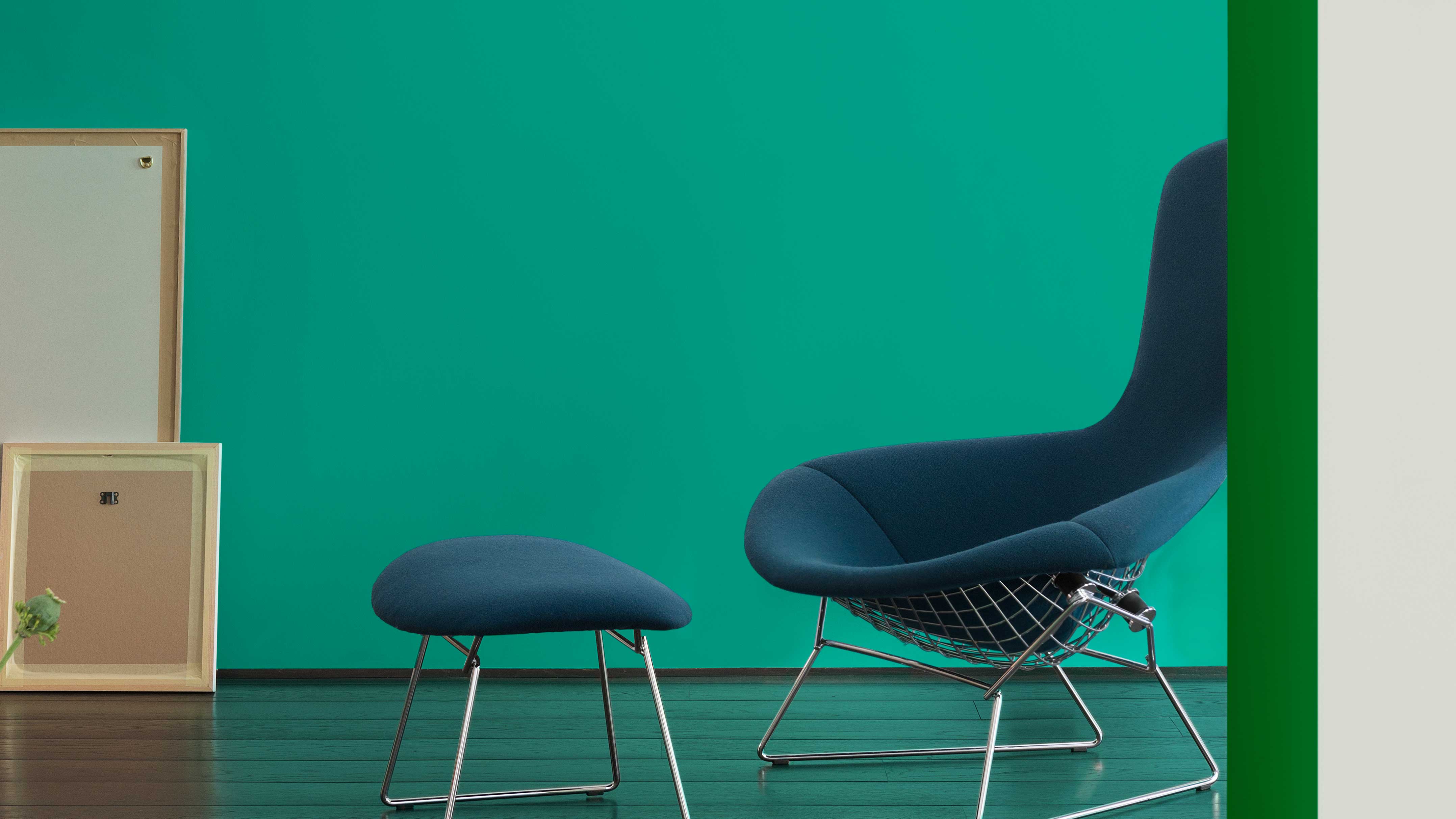 Add energy with emerald green walls Изумрудный — это удивительный, завораживающий оттенок, традиционно ассоциируемый с богатством и роскошью. Для наибольшего эффекта сочетайте его с бархатистыми синими и золотыми.