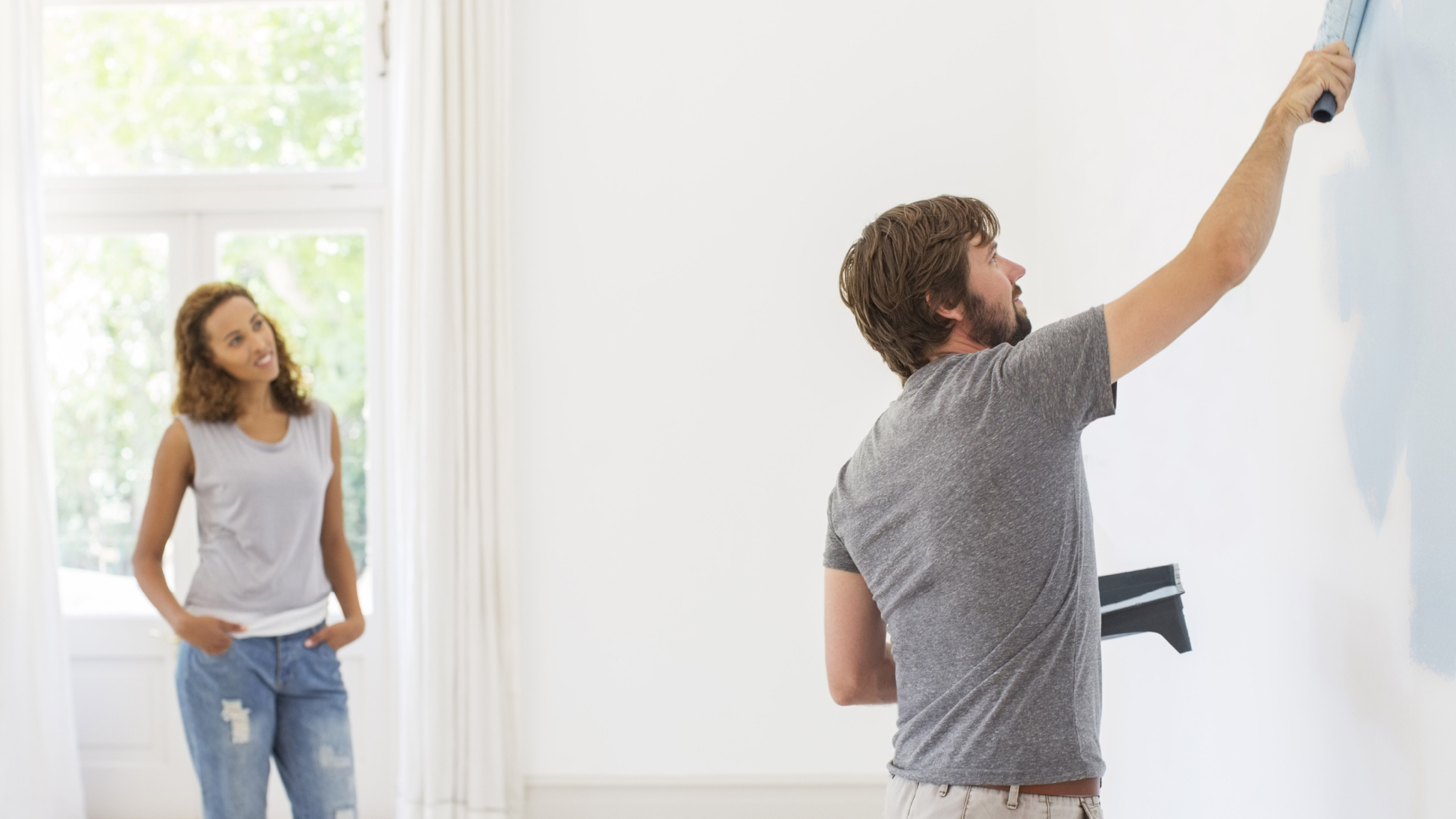 Ask a friend to recommend a decorator Если ваши друзья или знакомые обращались к малярам по поводу ремонта — и вам нравится дизайн стен у них дома — спросите у них контакты маляров. Хотя даже в этом случае рекомендуем посмотреть больше примеров работ выбранных вами специалистов, перед тем, как их нанимать.