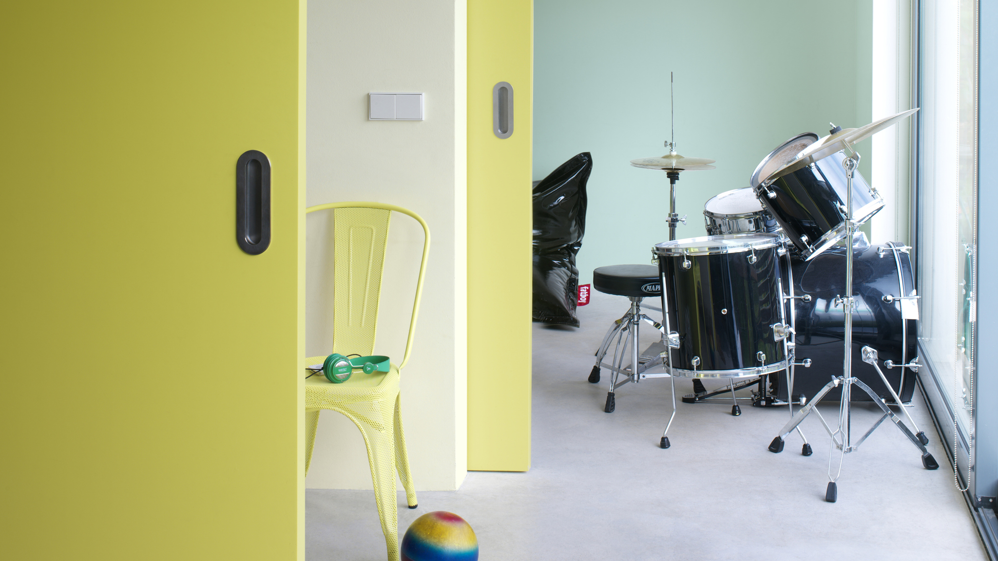 Choose yellow for a versatile teenage bedroom Смелые желтый и серый классно сочетаются и особенно подходят для подростков, которые стремятся к самовыражению.