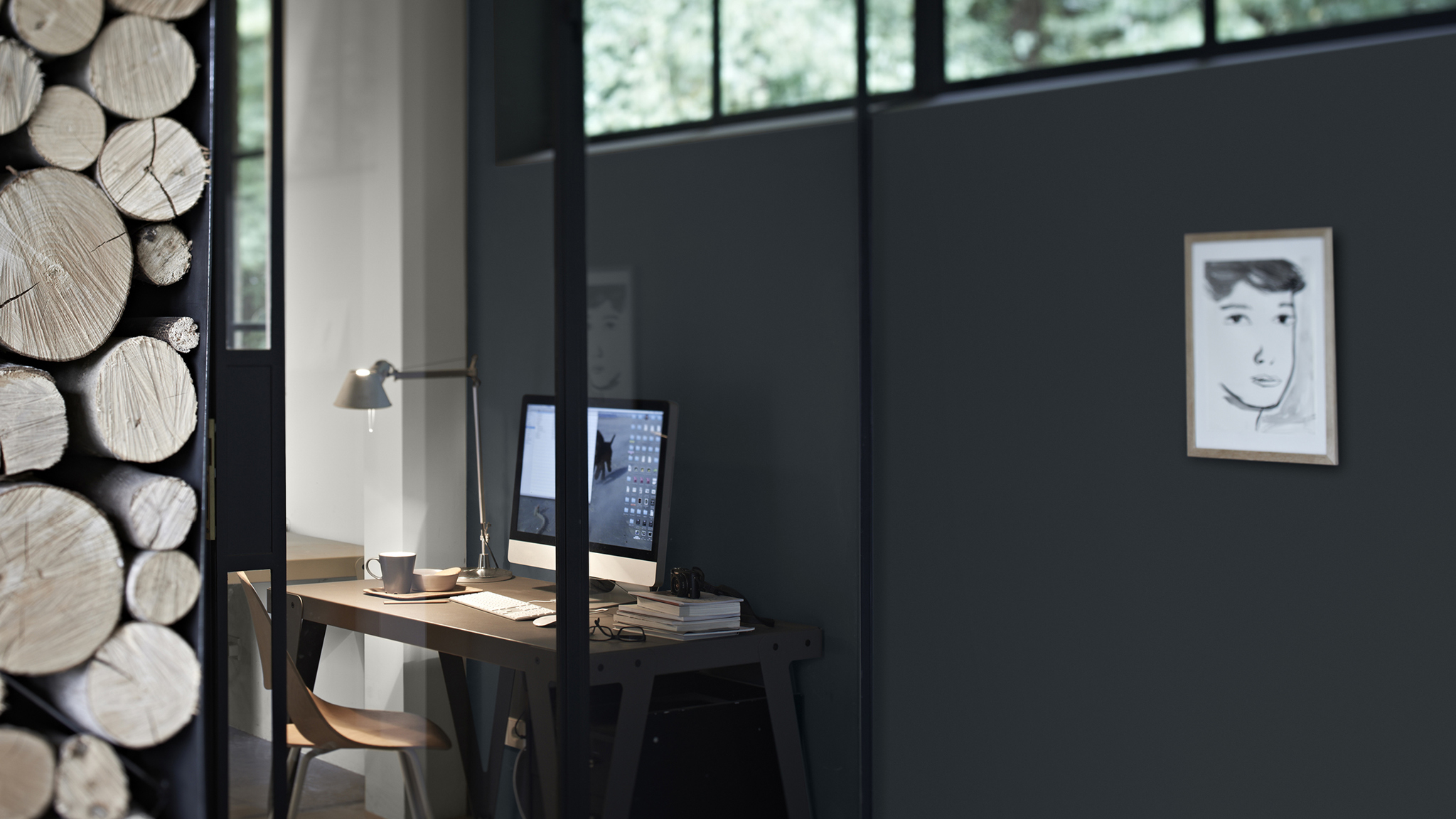 Go grey for a sophisticated feel Темный серый — быстрый способ сделать дизайн комнаты роскошным. Этот цвет сдержанный, он расширяет пространство и является отличной альтернативой белому или бежевому нейтральному фону.