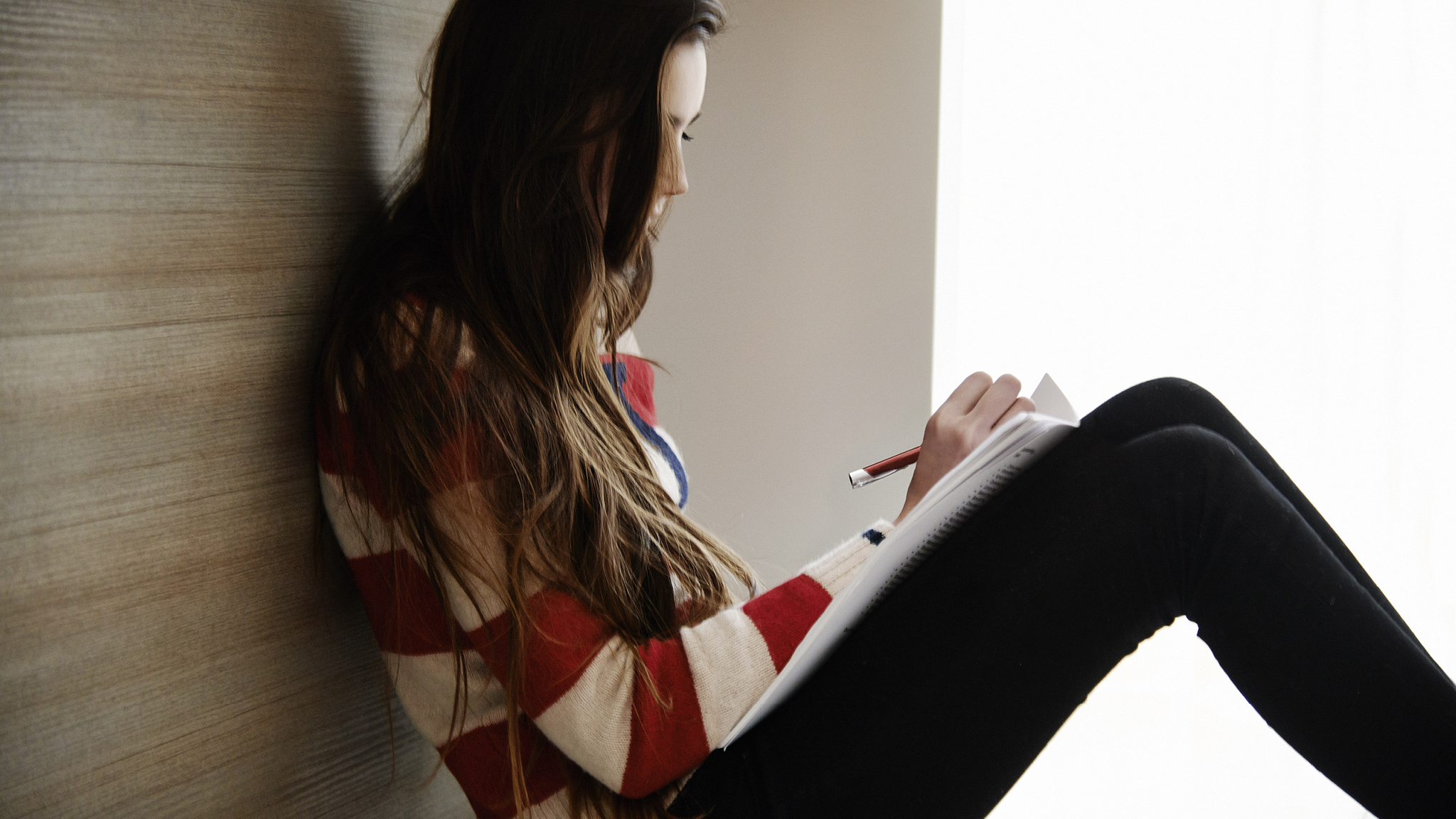 Make a list and check it Вы можете не всегда быть дома, когда маляр работает, так что не забудьте оставить ему четкий список того, что нужно сделать и попросите сверяться с ним.