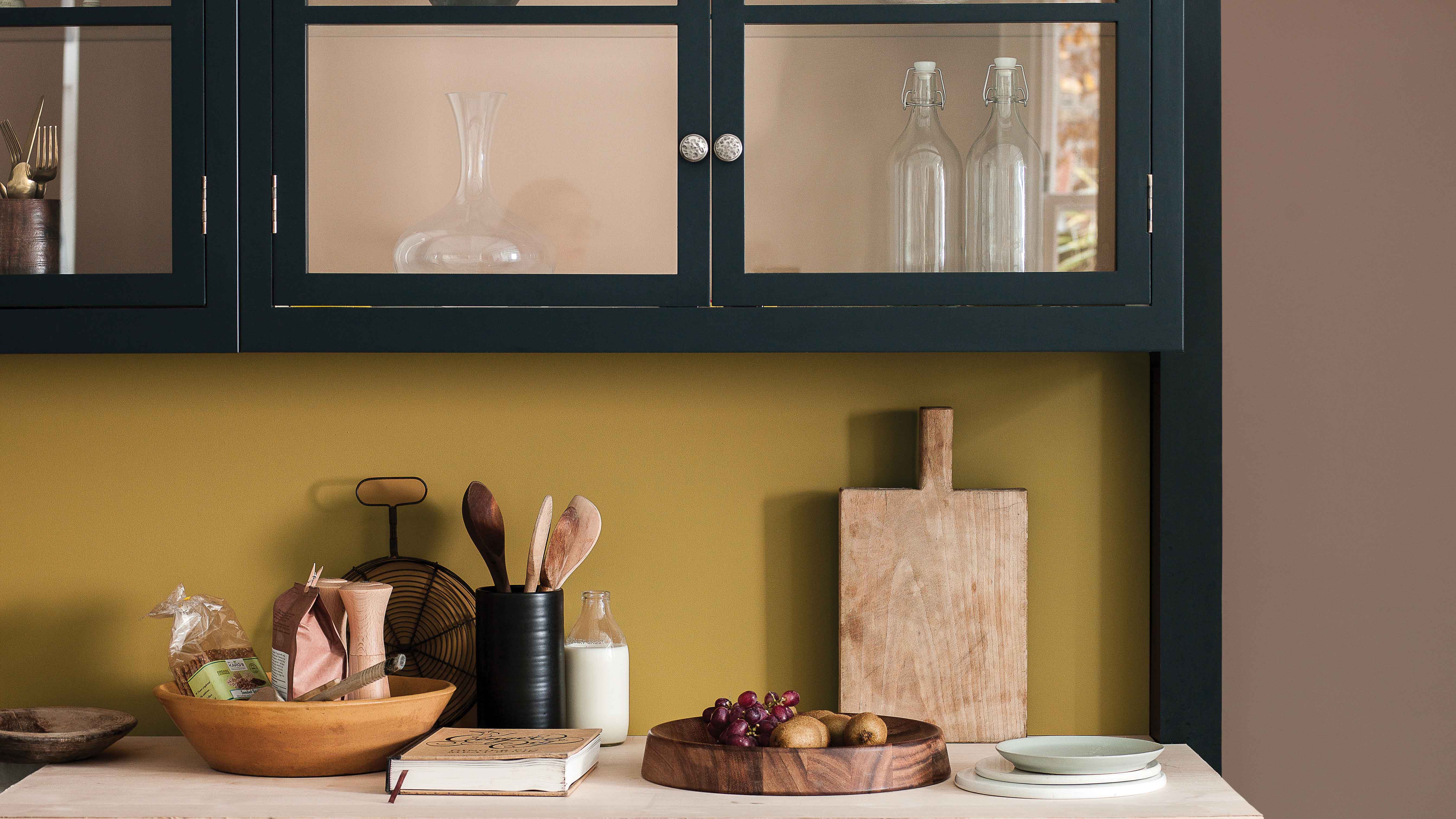 Metallic handles boost painted cabinetry Самый быстрый, простой и дешевый способ сделать дизайн кухни современнее — заменить ручки шкафчиков и ящиков.