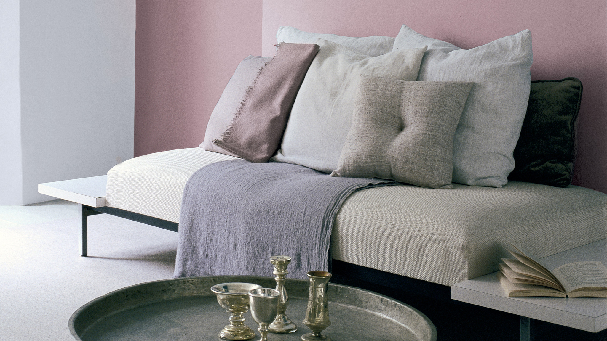 Optimistic lavender living room Если вам хочется расслабиться, попробуйте нежные бледно-зеленые и фиолетовые оттенки