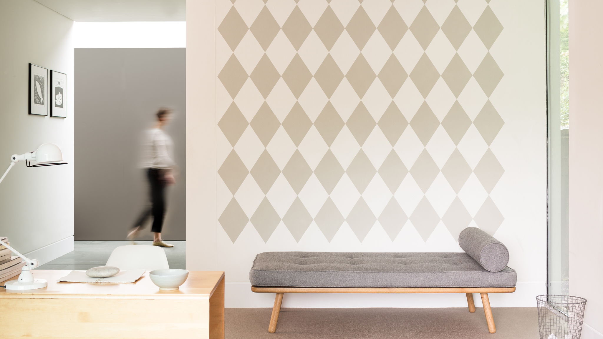 Paint a pattern on your wall Если вы хотите поэкспериментировать, добавьте дизайнерские элементы: графические ромбы или яркие круги.