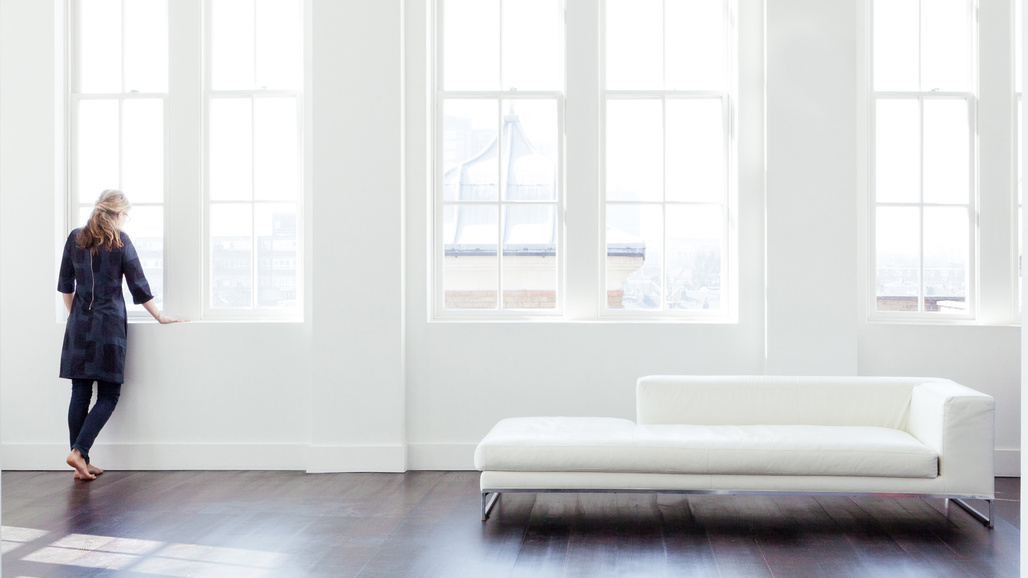 Paint your surfaces pale tones На потолке используйте только светлые цвета. Остановите свой выбор краски для потолка на белом цвете, но можно попробовать и бледные оттенки других цветов.