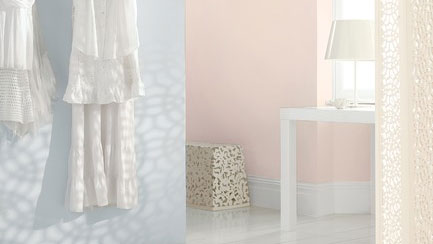 Pretty pastels reflect sunshine Чтобы максимально использовать естественное освещение, рекомендуем бледные тона — они отражают свет обратно в комнату и создают светлое и легкое пространство.