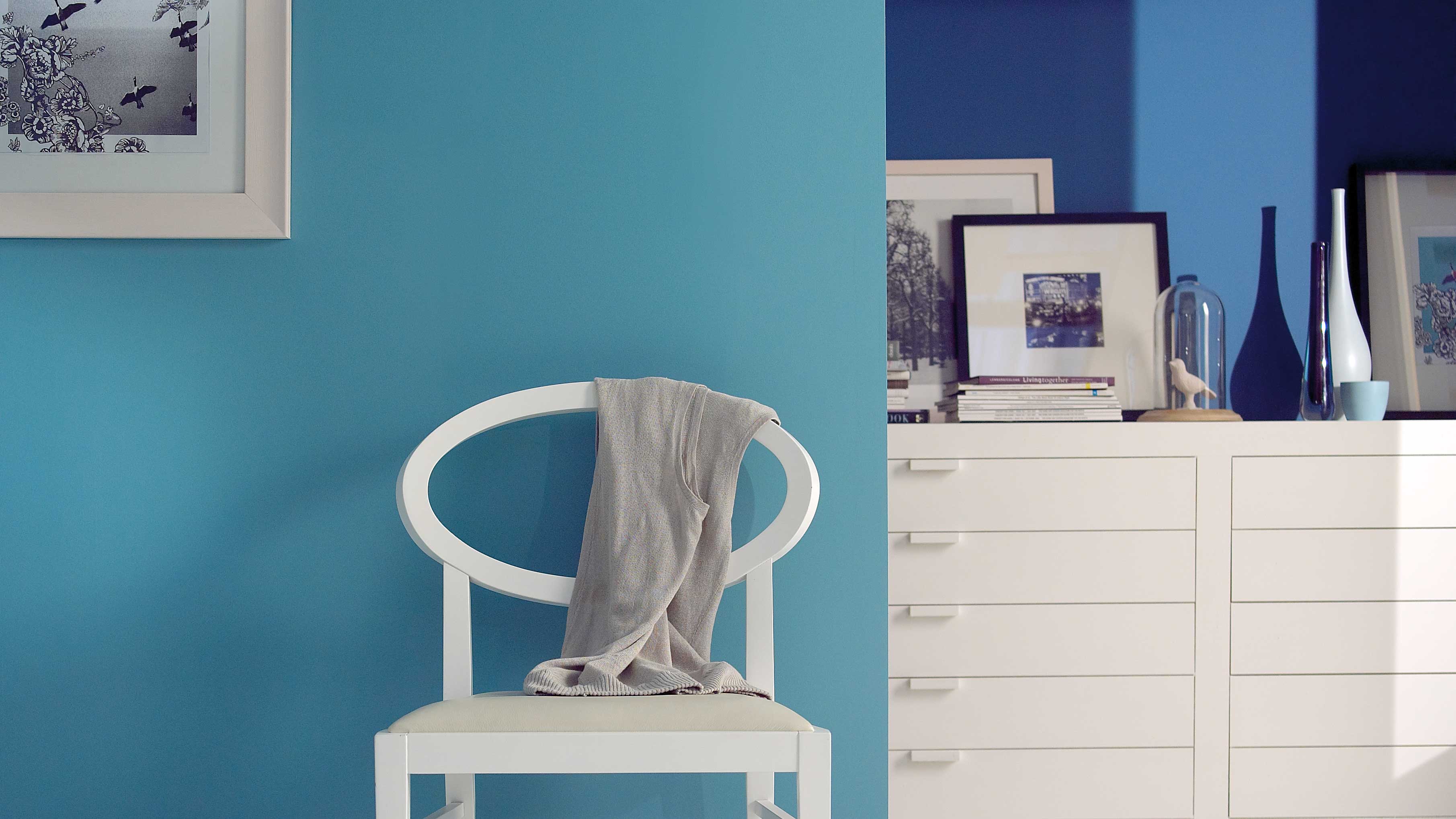 Smarten up with deep blue hues Вместо черного используйте очень темно-синий — он добавит глубины, но не будет утяжелять интерьер комнаты