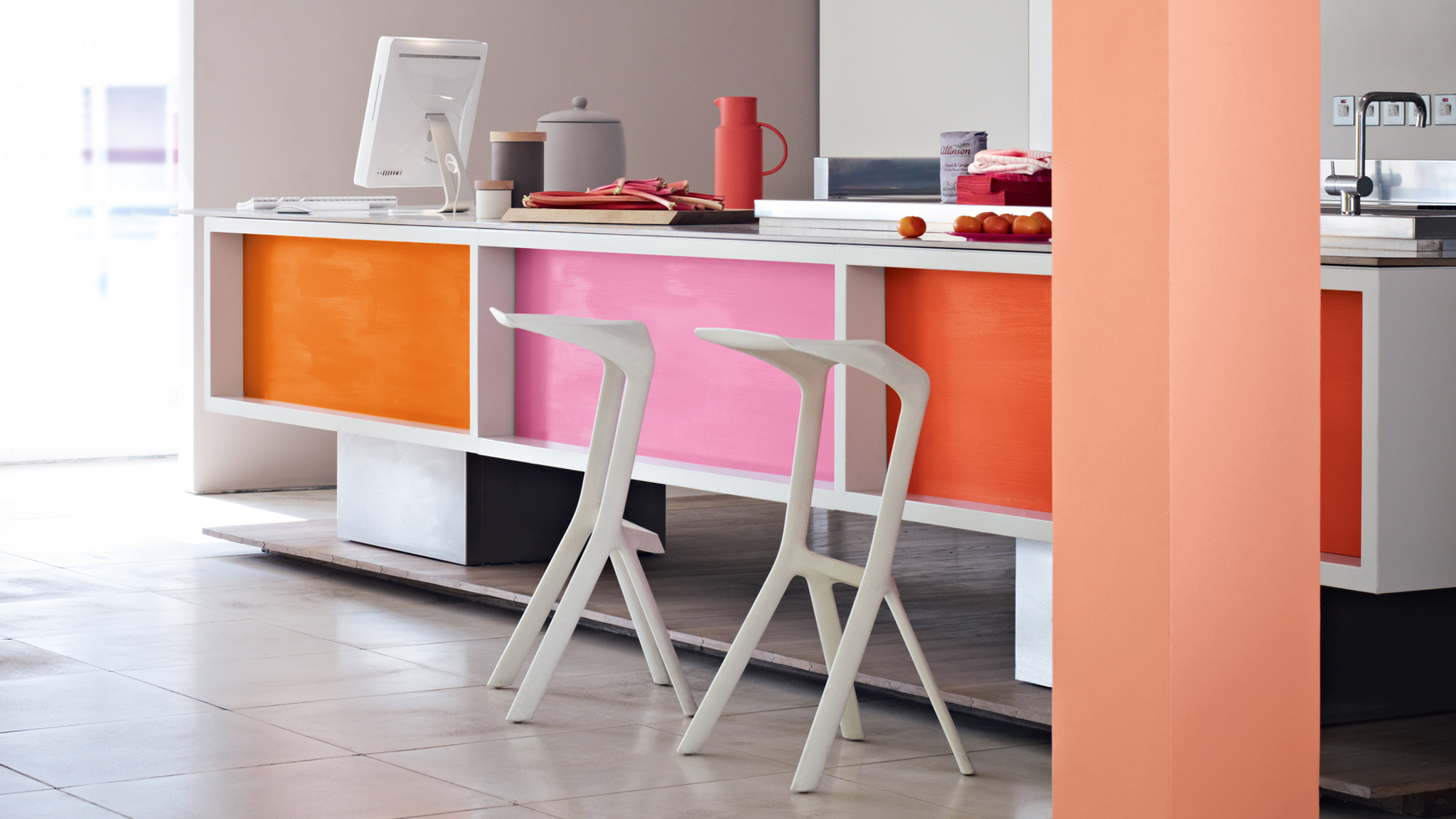 Try colour blocking Например, можно одним цветом покрасить стену за софой, близким ему цветом — стены вокруг окон, и другим близким — ниши или внутренние стенки шкафов.