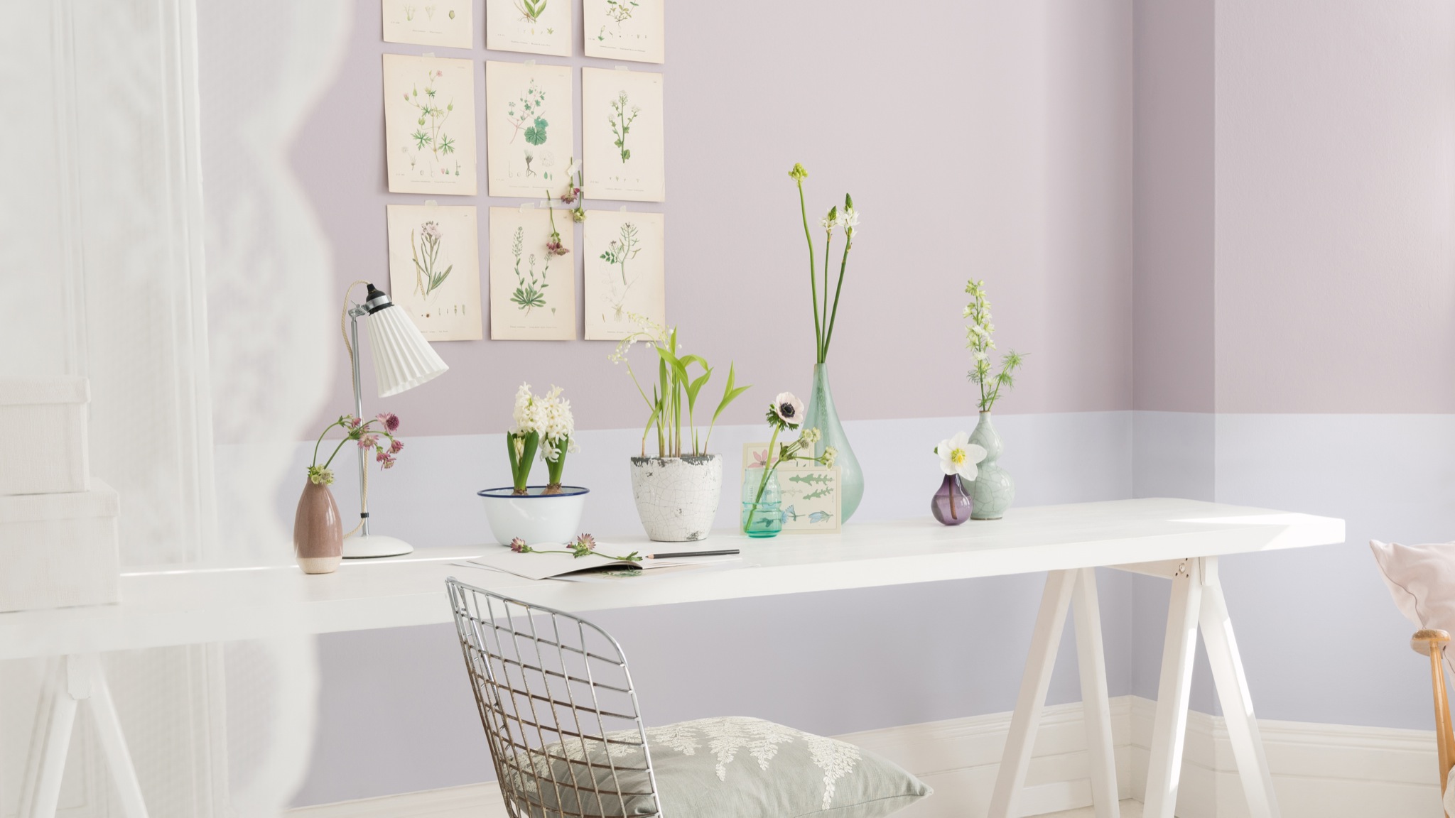 Try contrasting colour tones Покрасьте наличники, плинтуса и другие архитектурные детали в светлые глянцевые тона, возможно, немножко контрастных по отношению к цвету стен тонов.